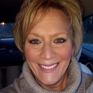 Meet your Posher, Debbie